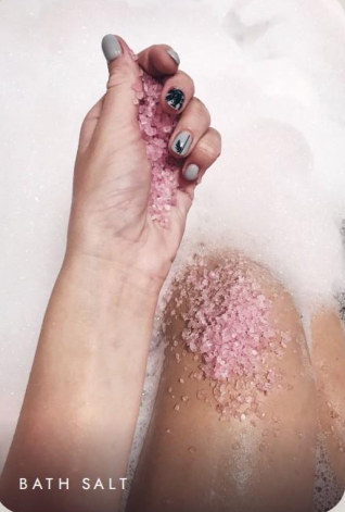 Avuçta pembe banyo tuzu